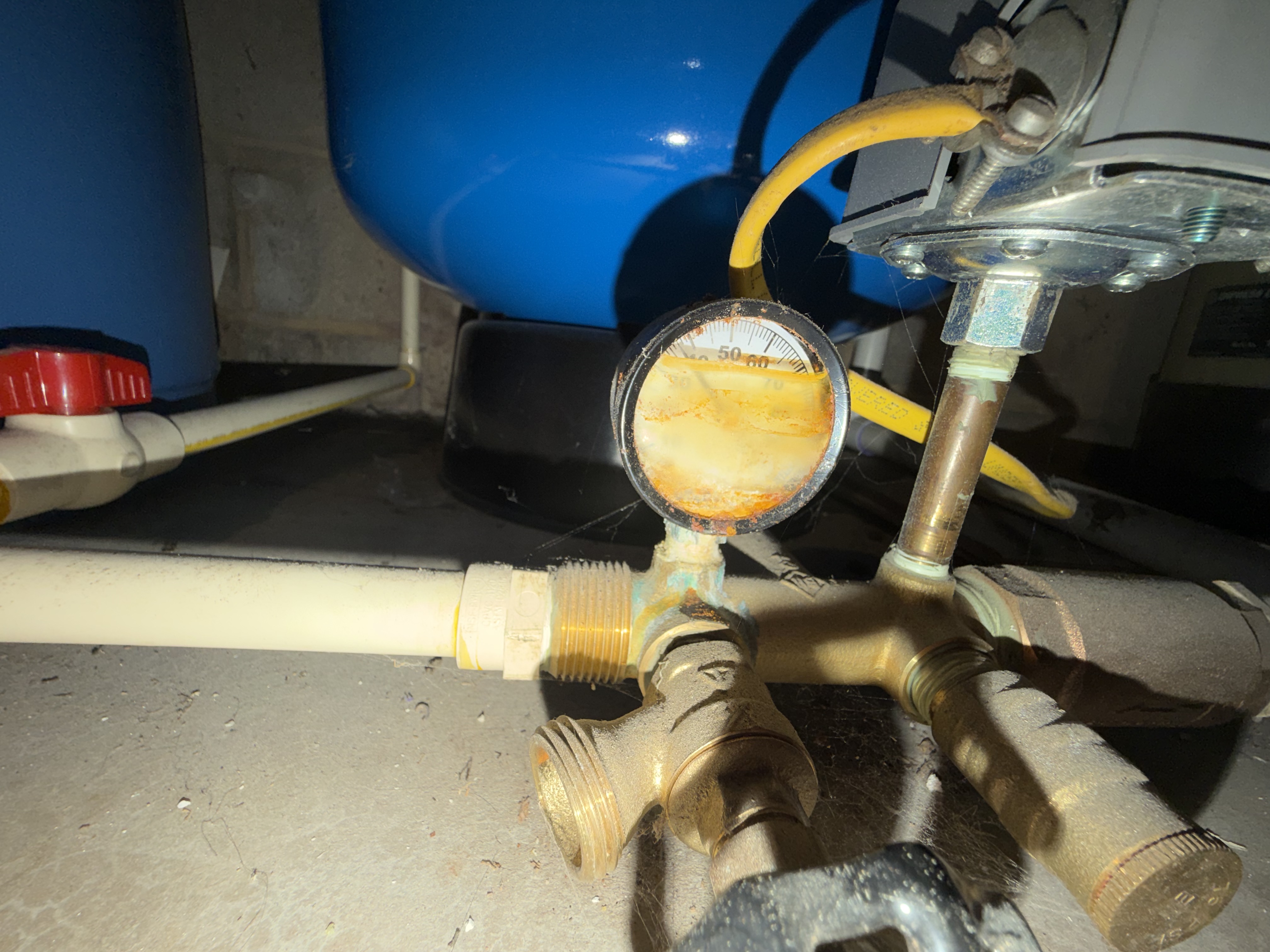 Corroded pressure gauge and tank tee assembly